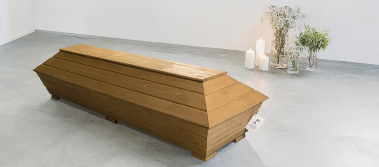 Puinen kellertavä arkku