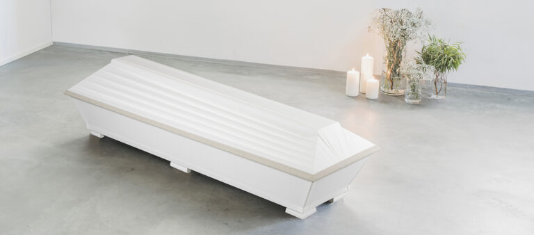 Valkoinen yksinkertainen hauta-arkku