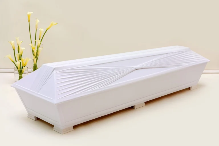 Valkoinen arkku jossa on sivussa solmu koristeena