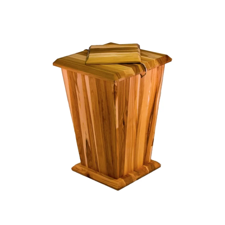 Jalopuinen pihlajasta tehty uurna