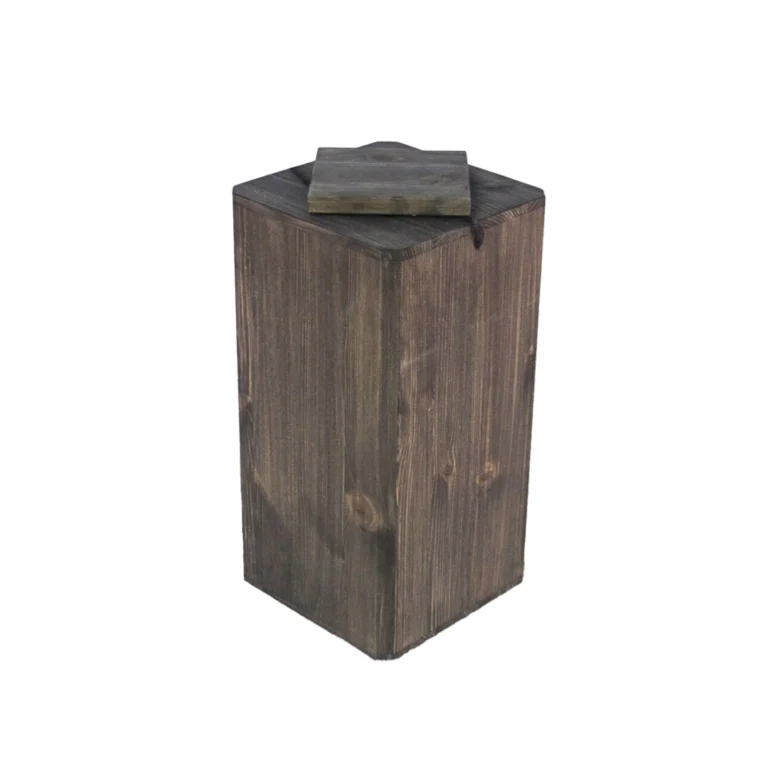 Puinen hiilen sävyinen uurna