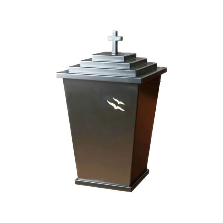 Musta uurna jossa on kultaisia luntija