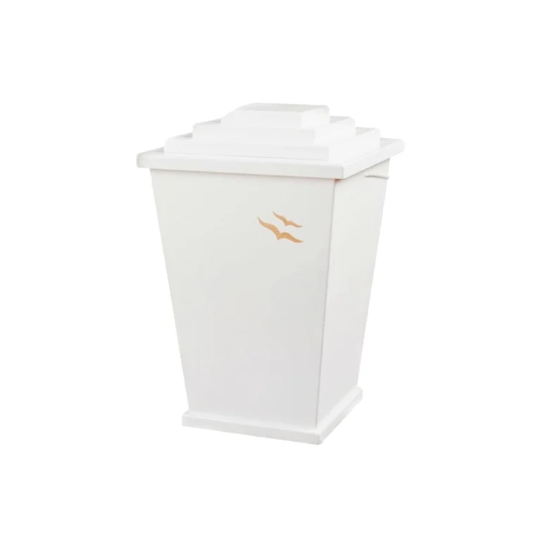 Valkoinen uurna jossa on kultaisia luntija