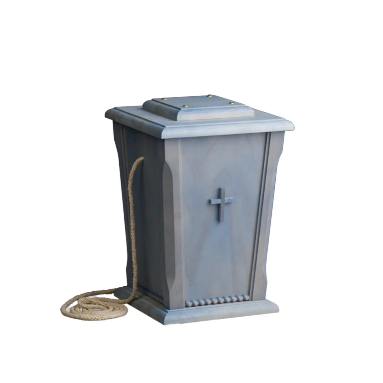 Vaaleansininen puinen uurna jossa on risti sivussa