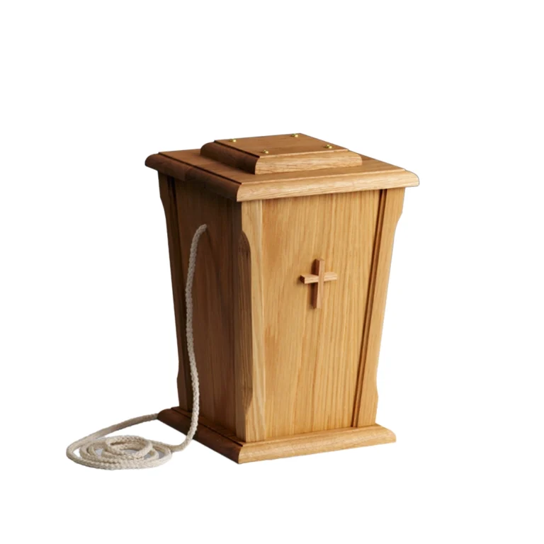 Tammesta tehty uurna jossa on risti sivussa