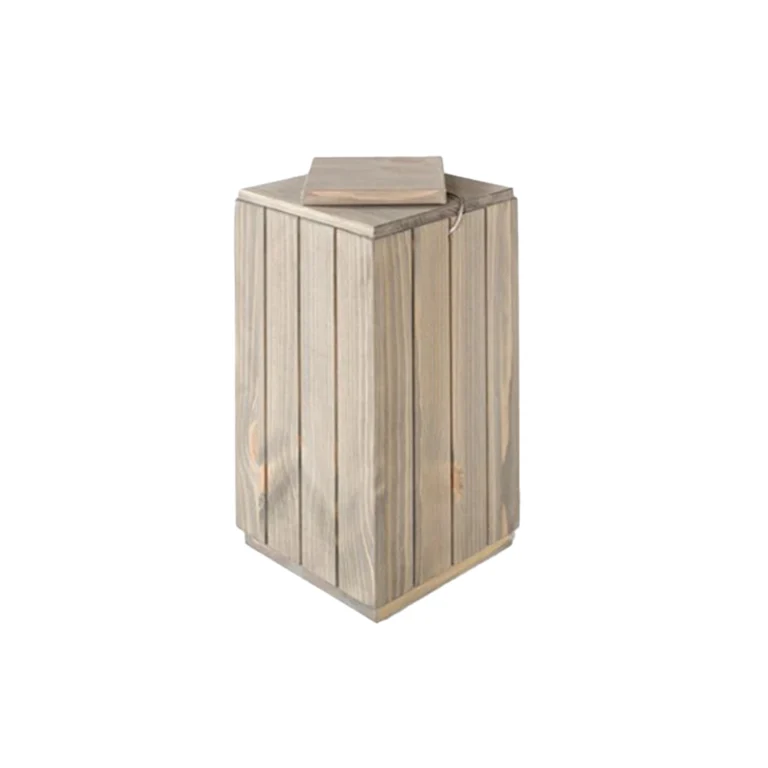 Neliön mallinen kelopuun värinen uurna jossa on urat sivuissa