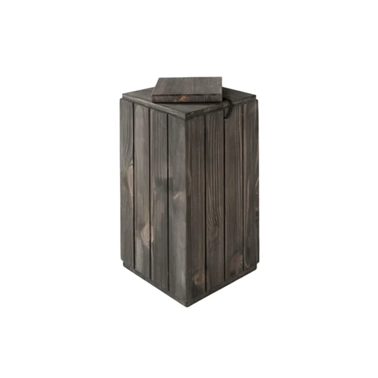 Neliön mallinen musta uurna jossa on urat sivuissa