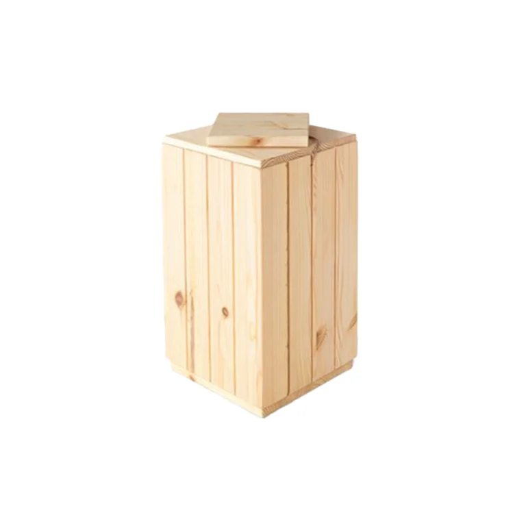 Neliön mallinen vaalean puun värinen uurna jossa on urat sivuissa