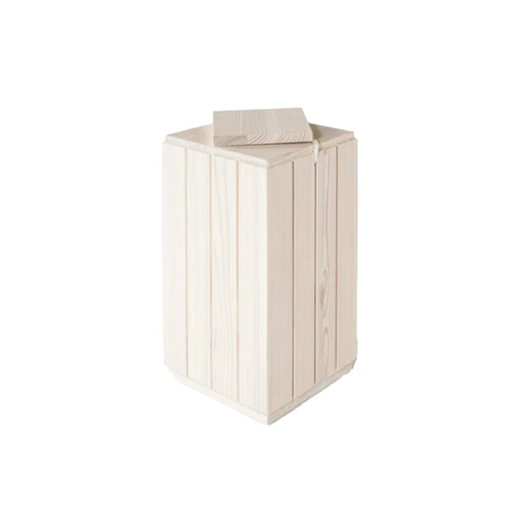 Neliön mallinen valkoinen uurna jossa on urat sivuissa