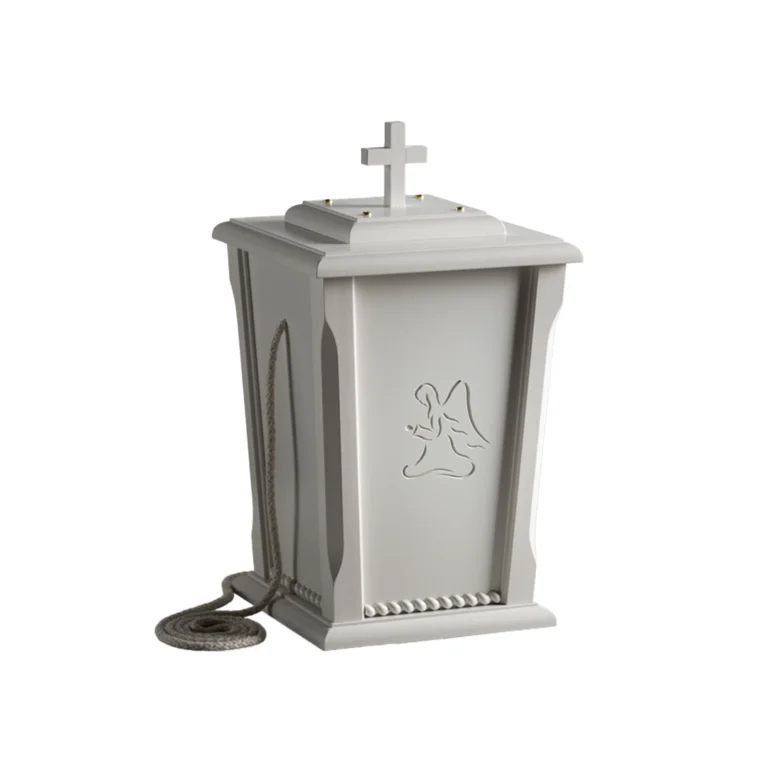 Valkoinen uurna jonka päällä on risti ja kyljessä on kaiverrettuna enkeli