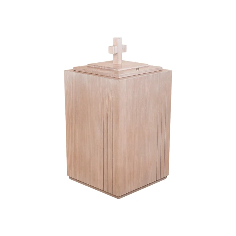 Heinän värinen hongasta tehty uurna jossa on risti