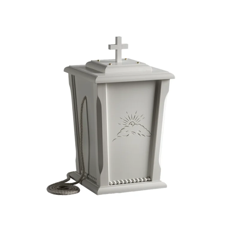 Valkoinen uurna jonka päällä on risti ja kyljessä on kaiverrettuna auringon kajastus pilven takaa