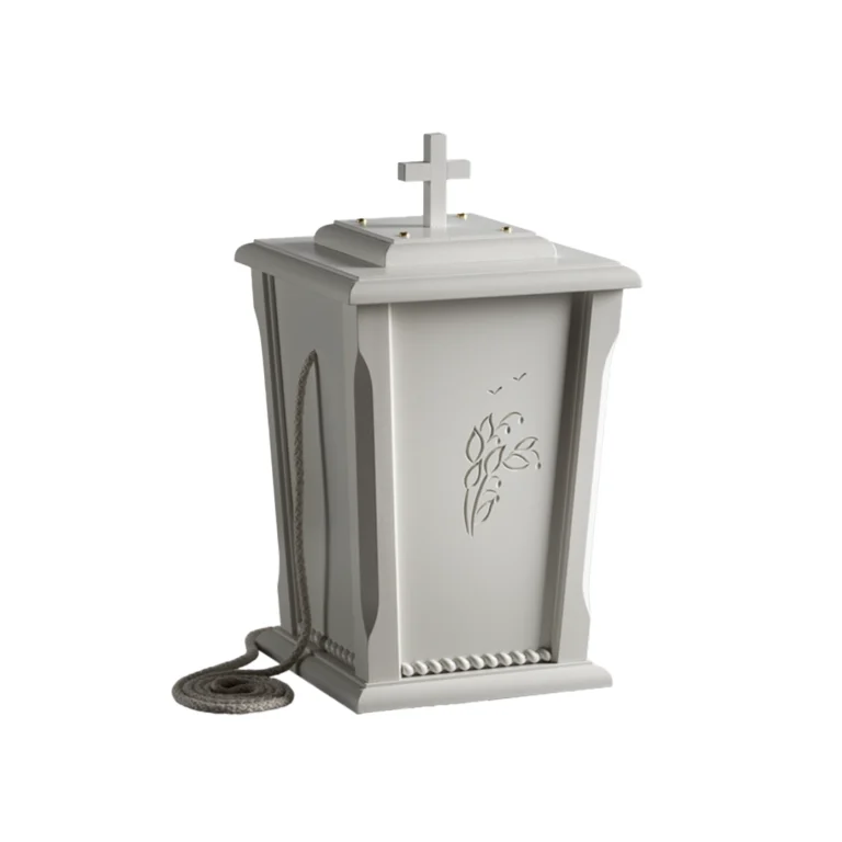 Valkoinen uurna jonka päällä on risti ja kyljessä on kaiverrettuna kukkia