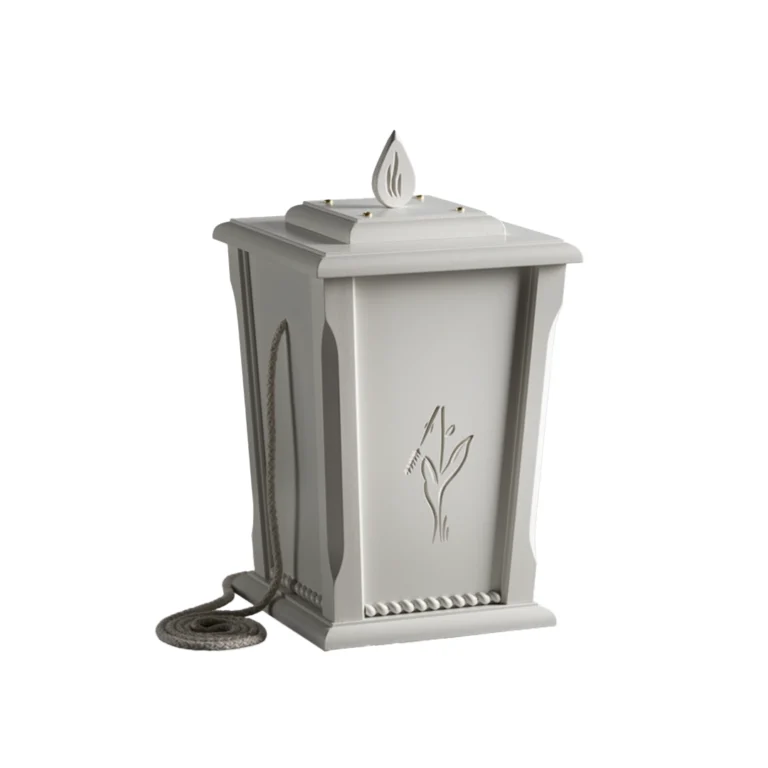 Valkoinen uurna jonka päällä on risti ja kyljessä on kaiverrettuna viljan tähkä